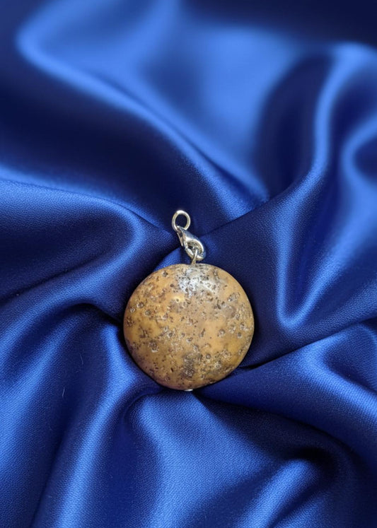 Anhänger mit botanische Inklusen aus baltischen Naturbernstein