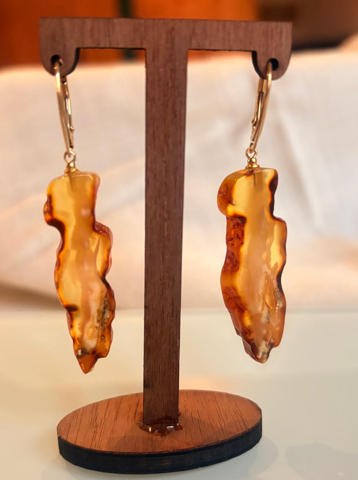 Schöne Ohrringe in warmem Cognac-Ton transparent