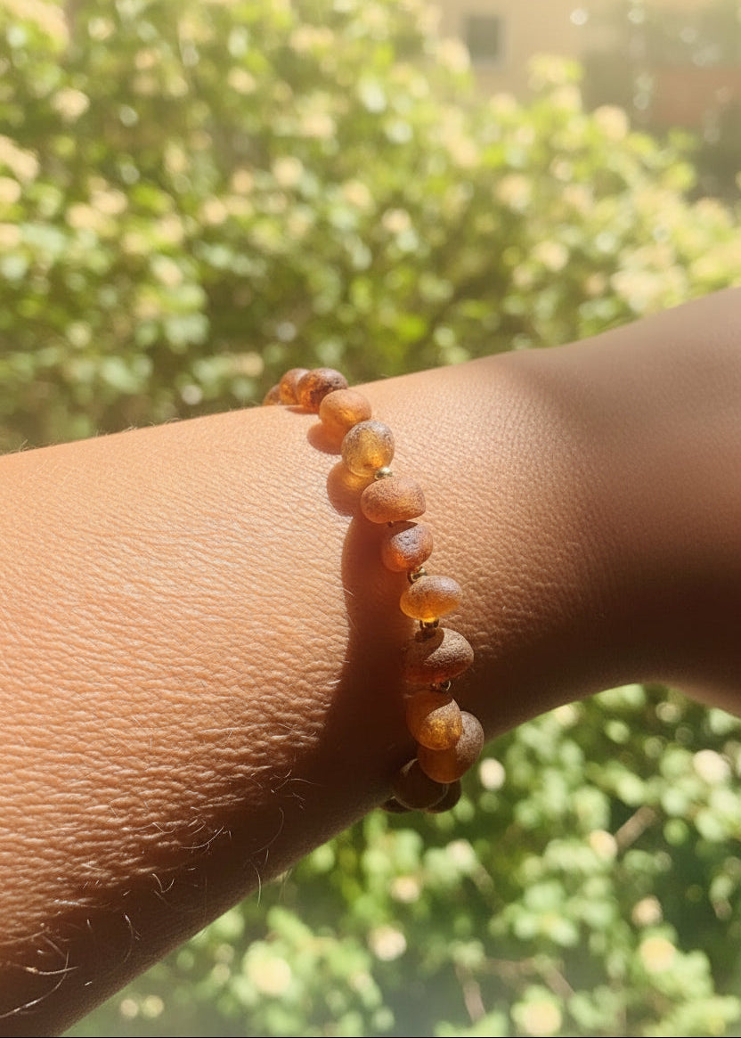 Armreif mit unpolierten Bernsteinkugeln