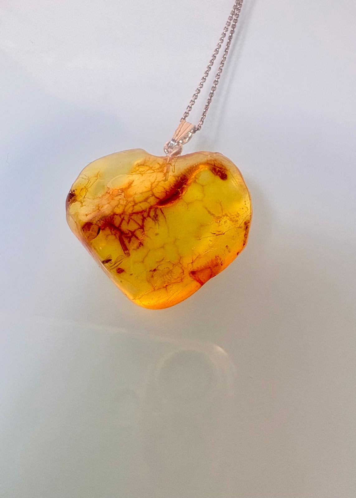 Bernstein Anhänger in Herzform mit 4 organischen Inklusen