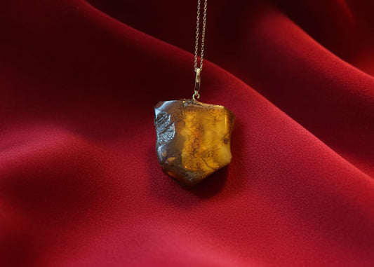 Schöner Anhänger aus natürlichen baltischen Bernstein