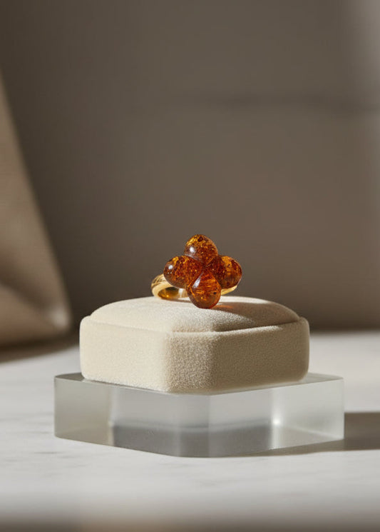 Schöner goldfarbener Ring mit natürlichen Bernstein in Form eines Kleeblattes