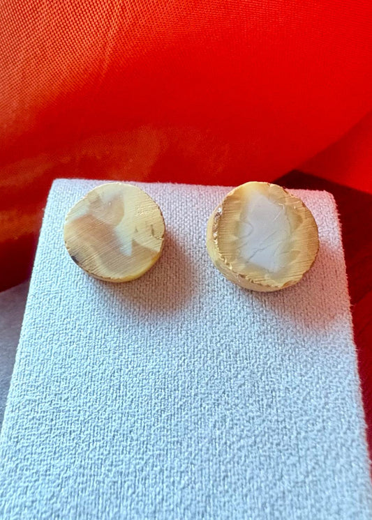 Schöne Ohrstecker aus weißem Bernstein