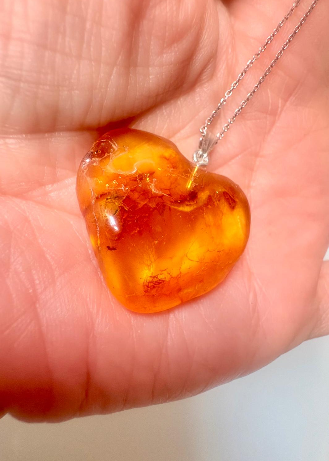 Bernstein Anhänger in Herzform mit 4 organischen Inklusen