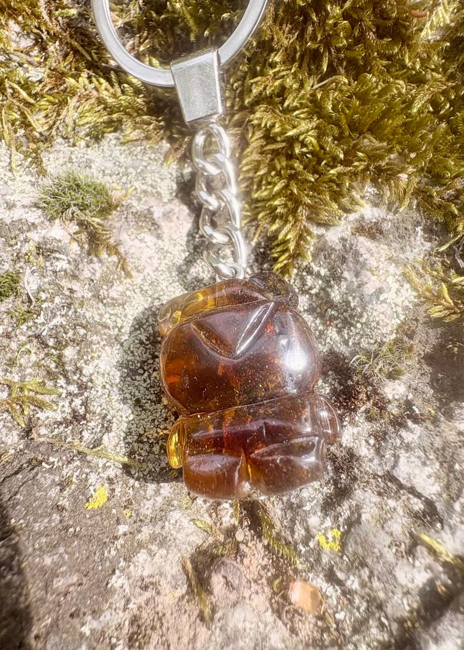 Schlüsselanhänger aus echtem Bernstein mit Bärfigur