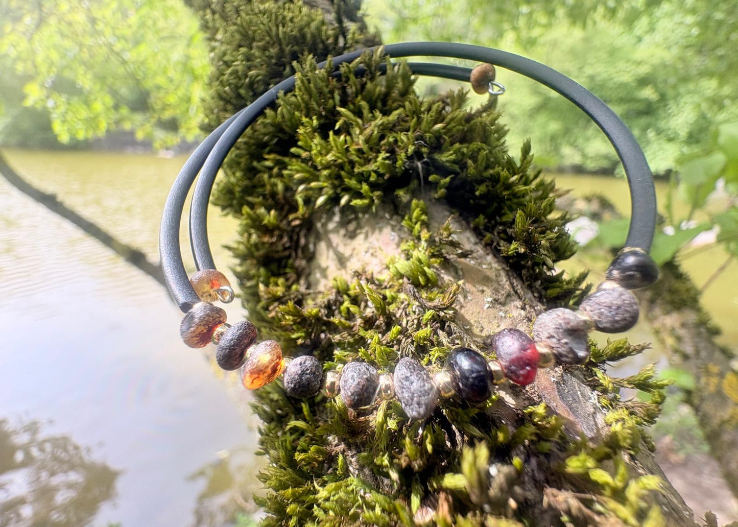 Armreif mit feinen Bernsteinkugeln