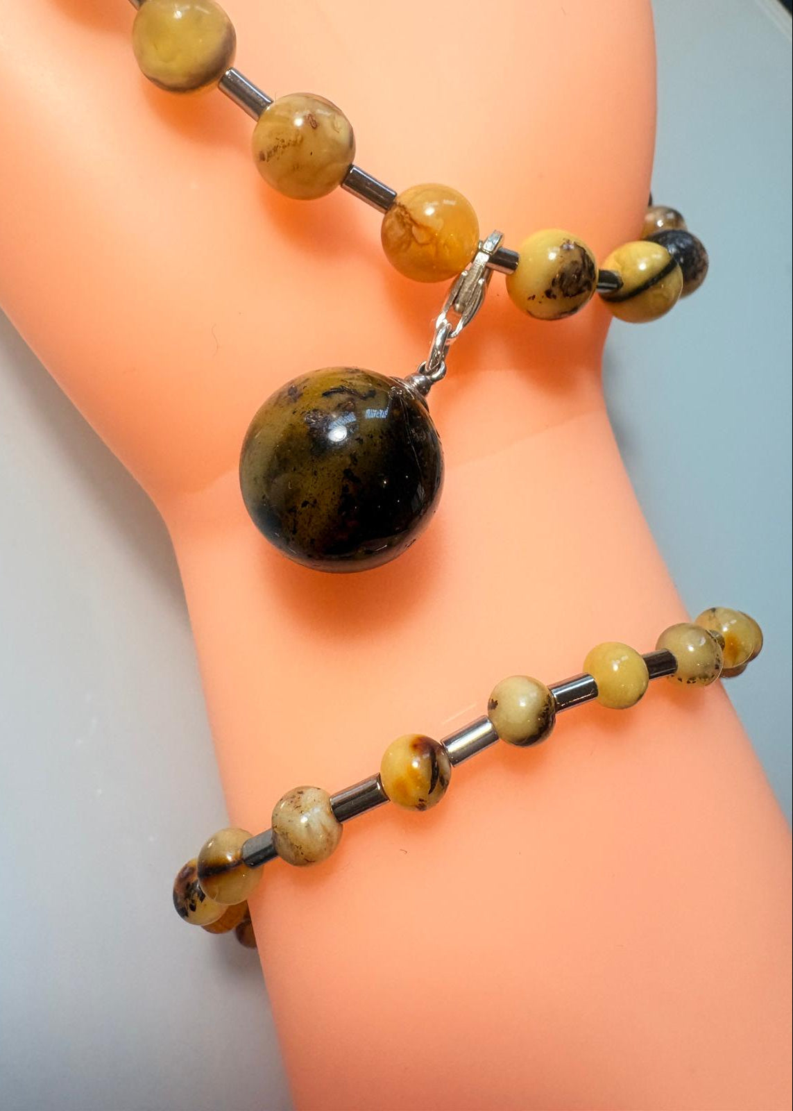 Schönes Set aus Halskette, Armband und Anhänger