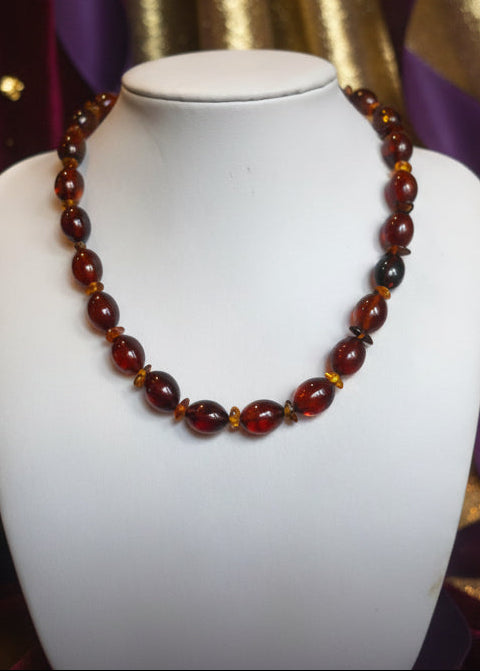 Wunderschöne Halskette in Kirschrot