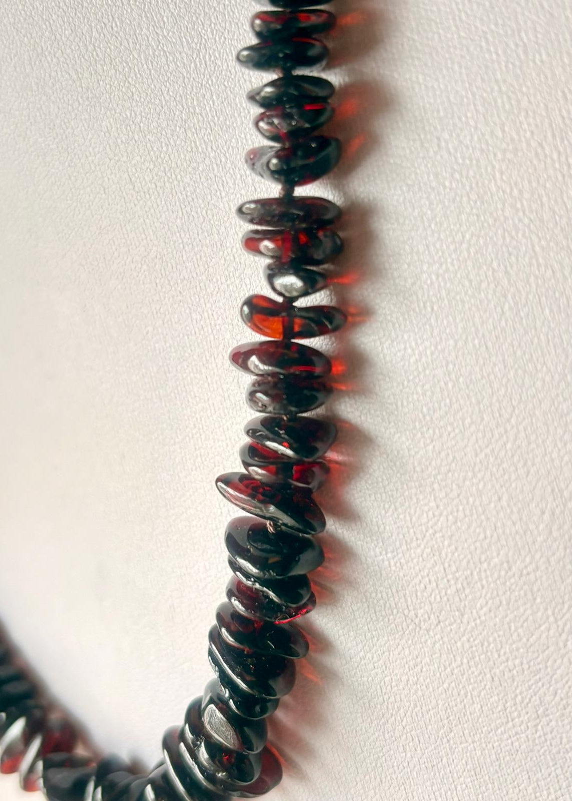 Schöne Kette in Granatton