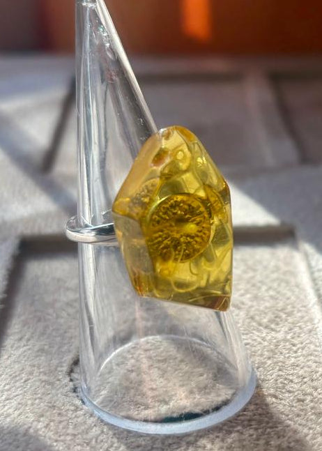 Bernsteinring mit facettiertem Schliff