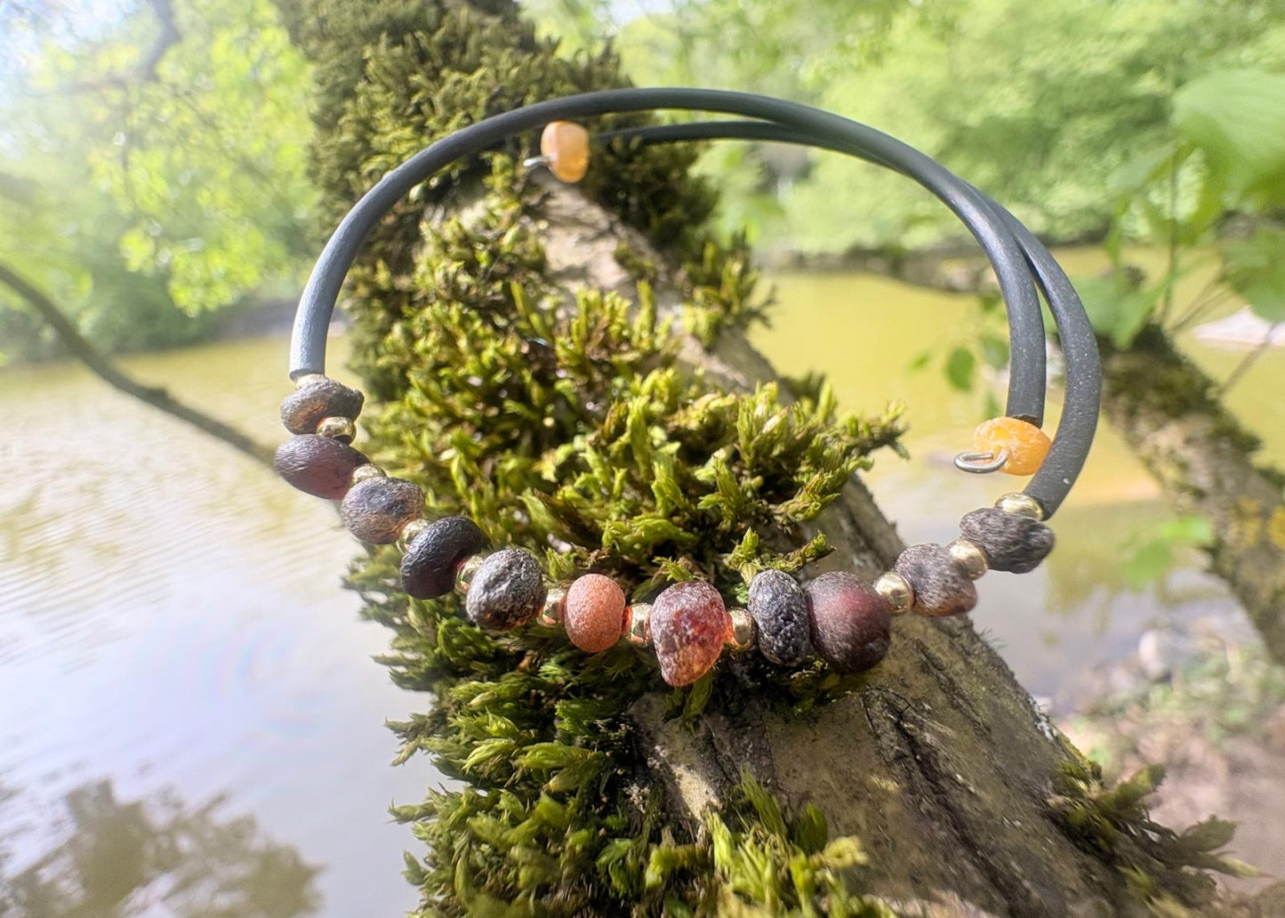 Armreif mit feinen Bernsteinkugeln