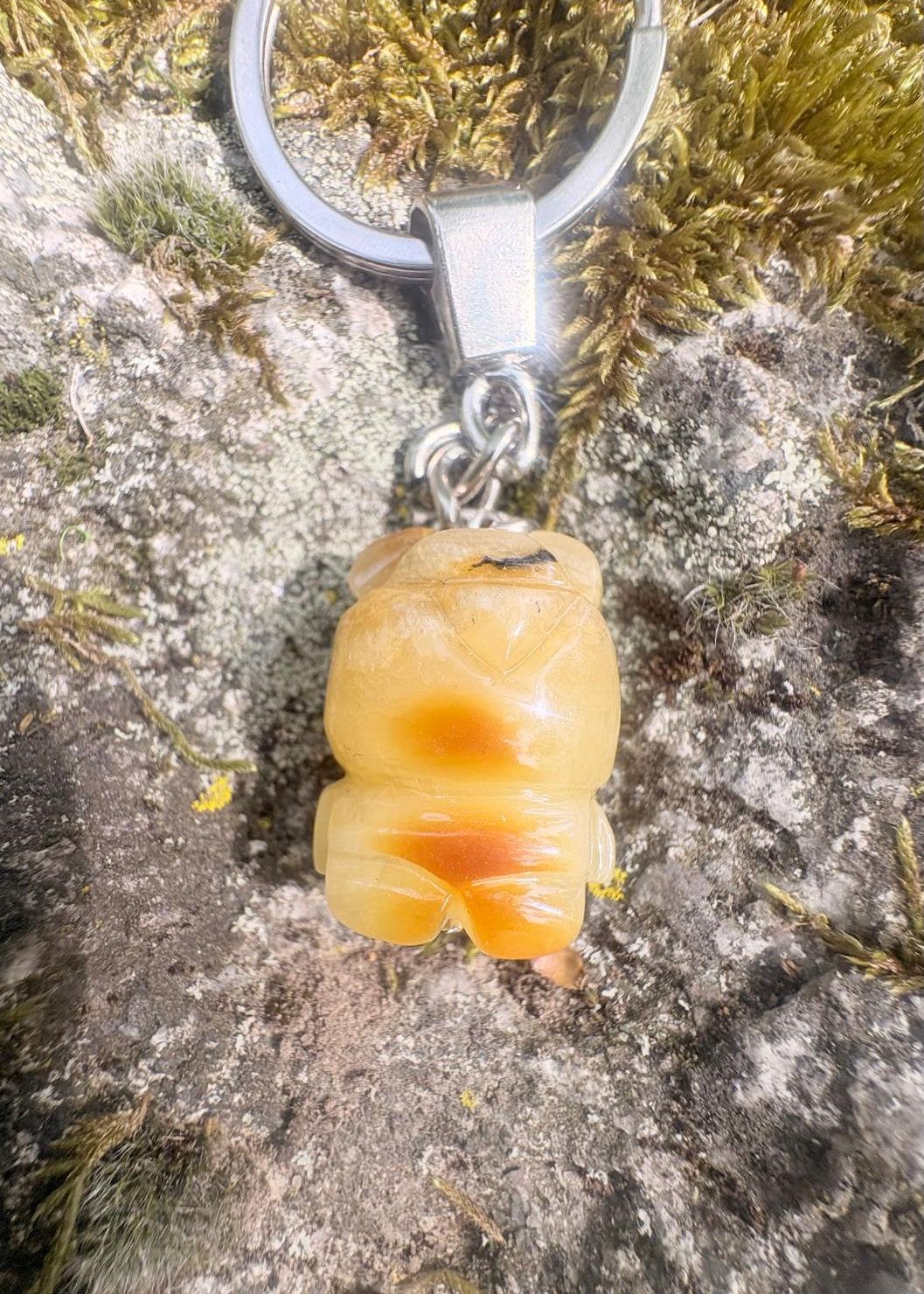 Schlüsselanhänger aus echtem Bernstein mit Bärfigur