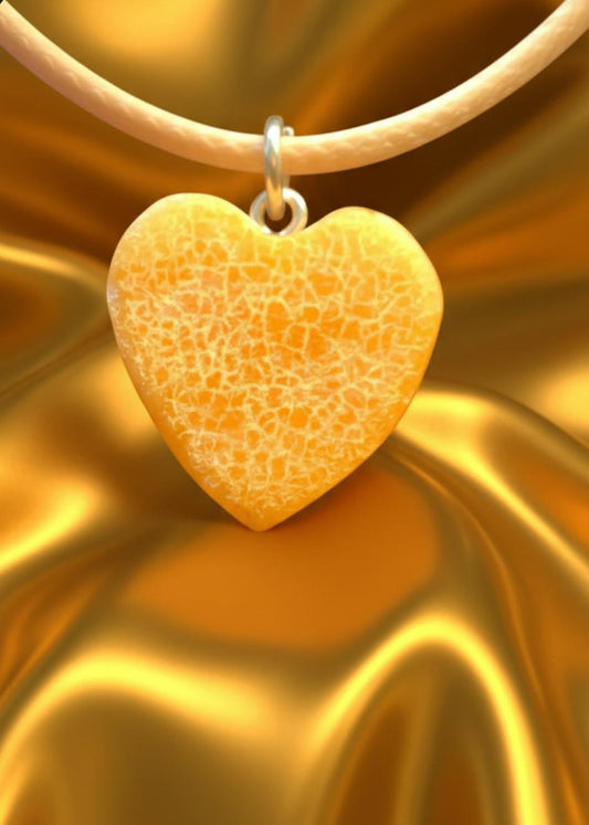 Sehr schöner Anhänger in Herzform aus natürlichen baltischen Bernstein