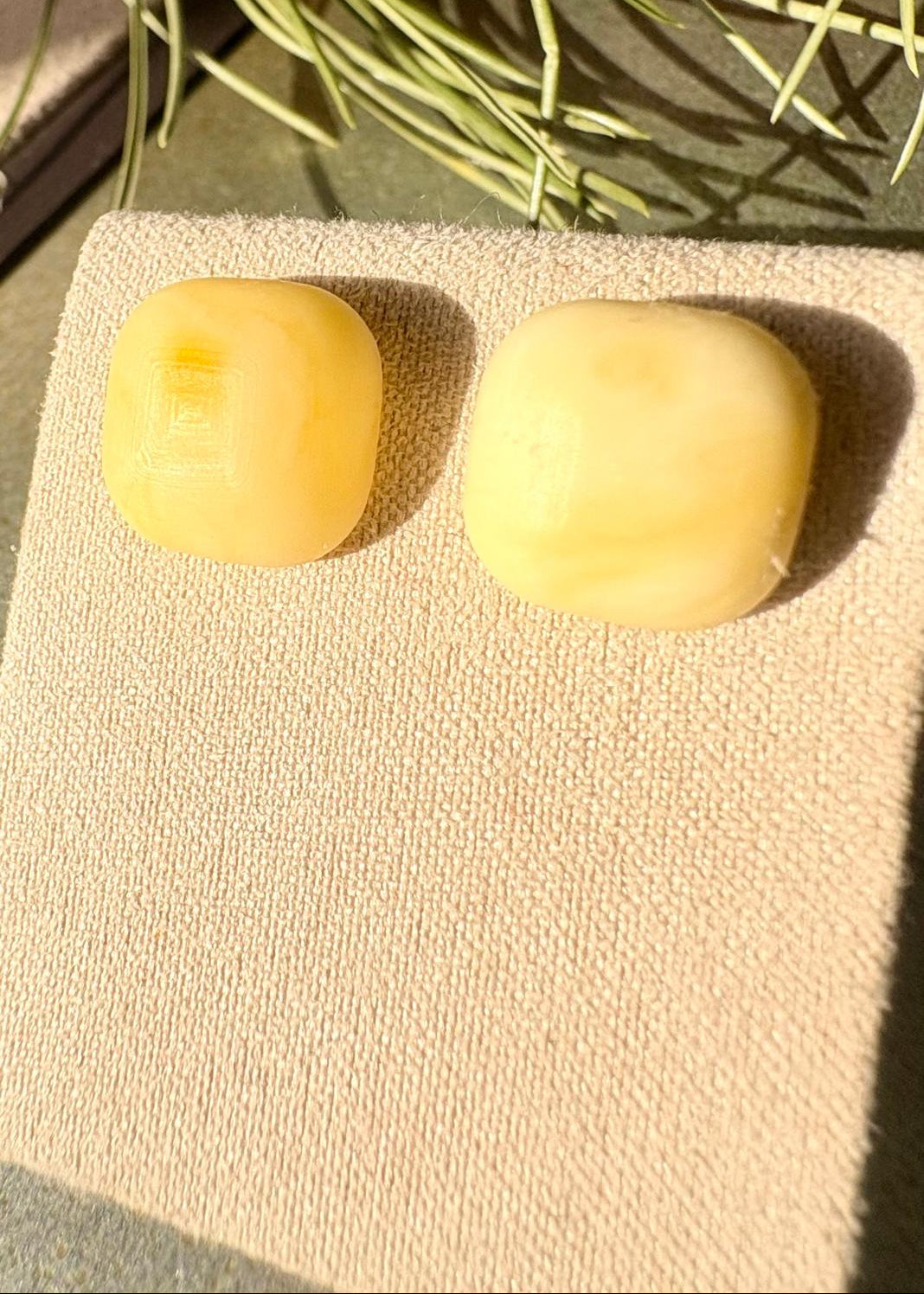 Ohrstecker in natürlichem Weiß