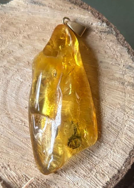 Großer Bernsteinanhänger mit organische Inklusen