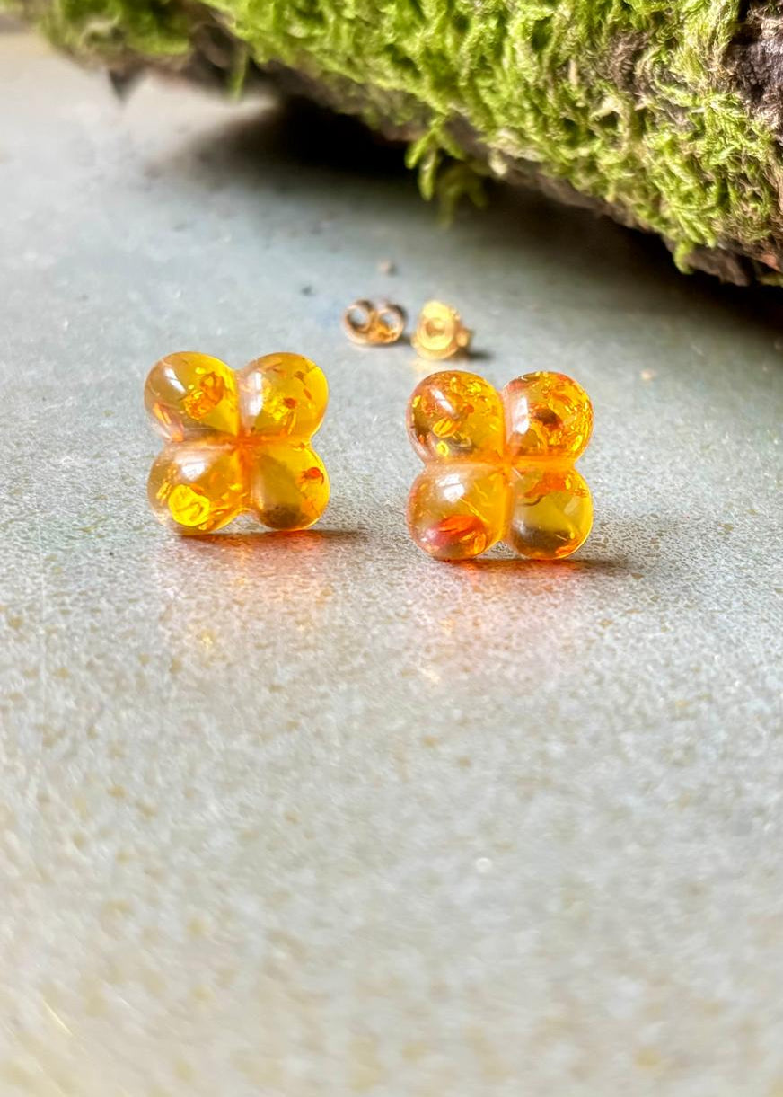 Kleeblattförmige Ohrstecker Bernstein