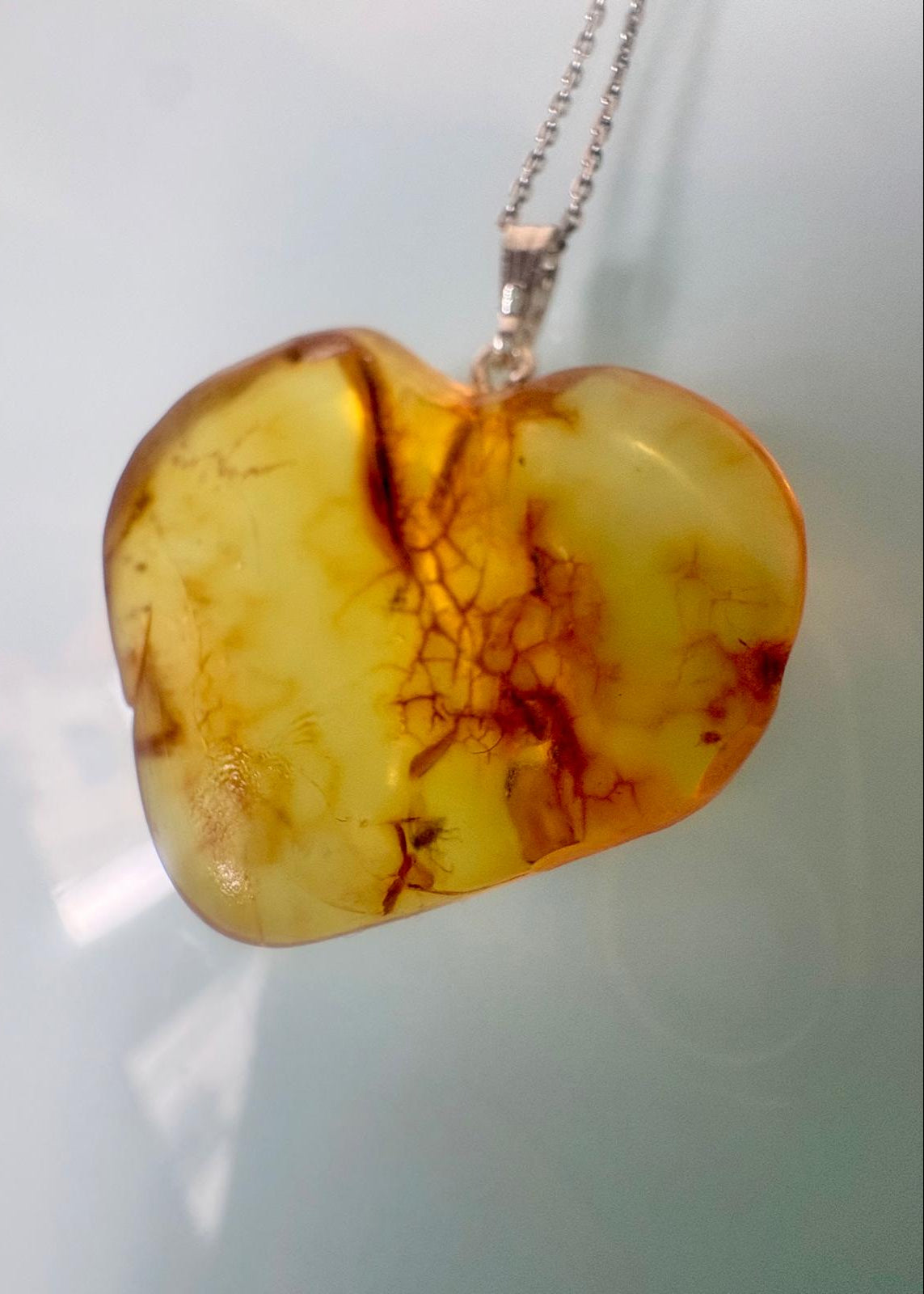 Bernstein Anhänger in Herzform mit 4 organischen Inklusen