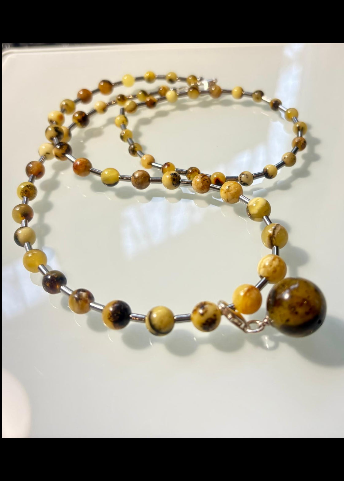 Schönes Set aus Halskette, Armband und Anhänger