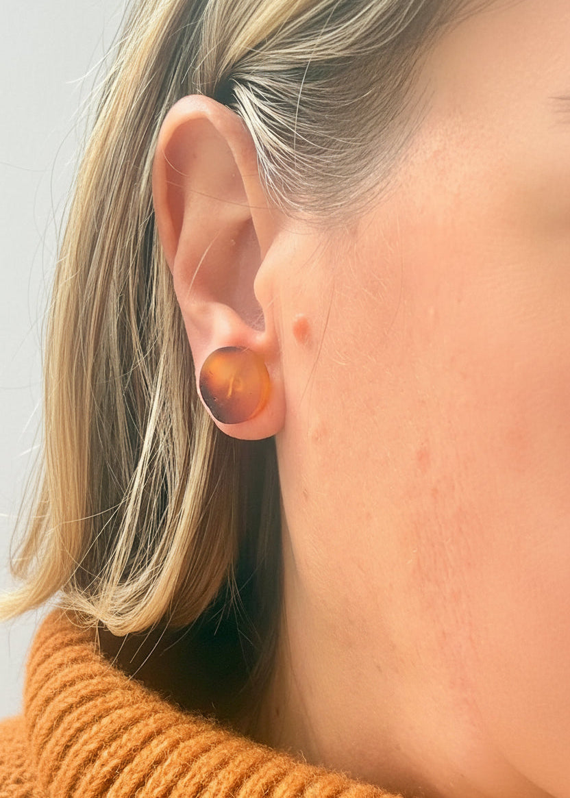 Schöne Ohrstecker aus natürlichem Bernstein