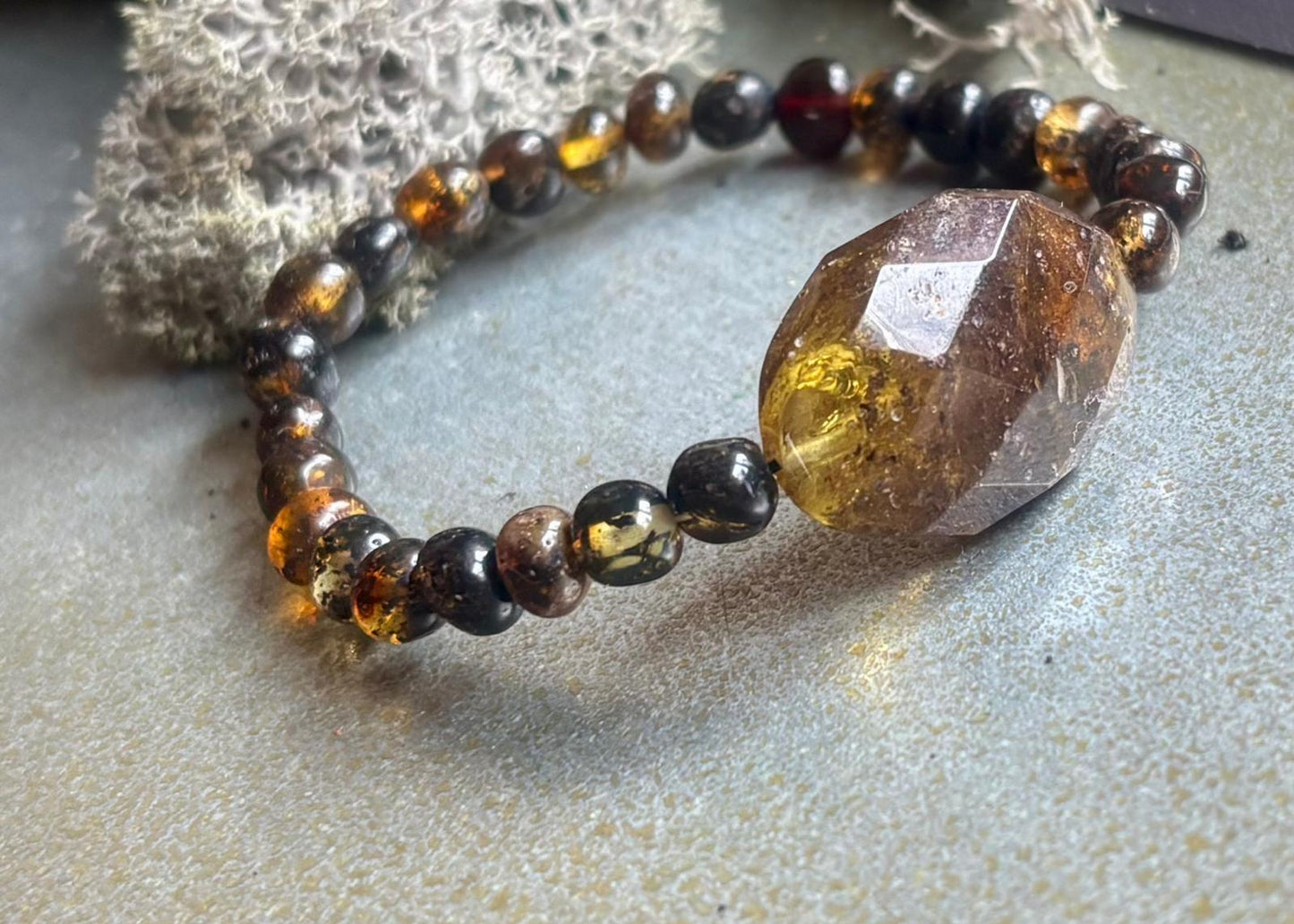 Armband mit grünem Bernstein