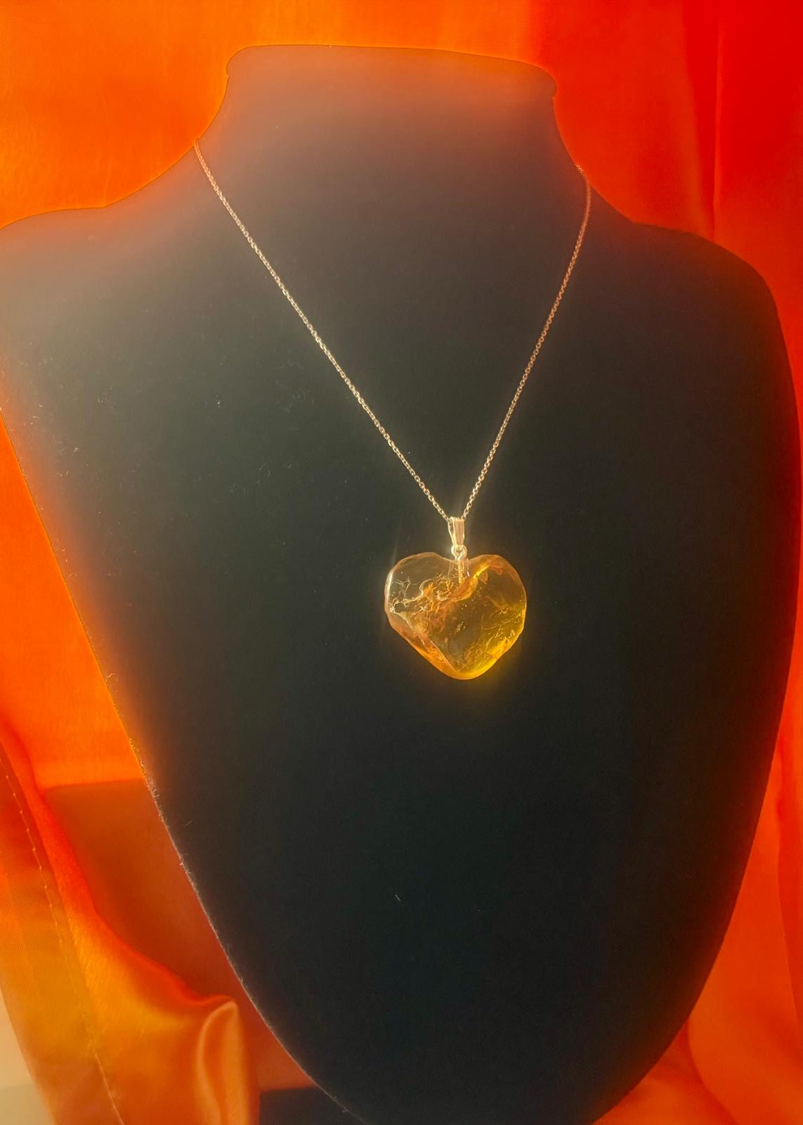 Bernstein Anhänger in Herzform mit 4 organischen Inklusen