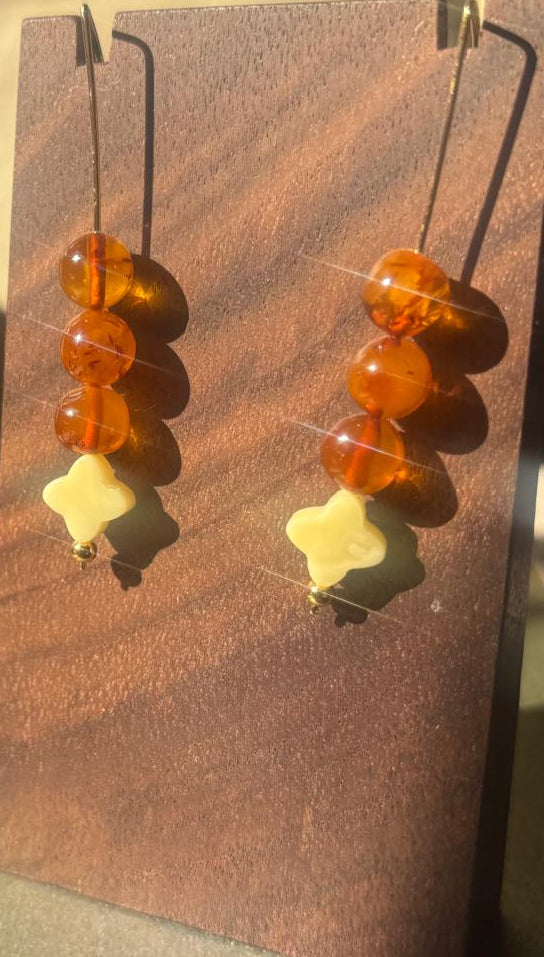 Moderne Ohrhänger aus natürlichem Bernstein