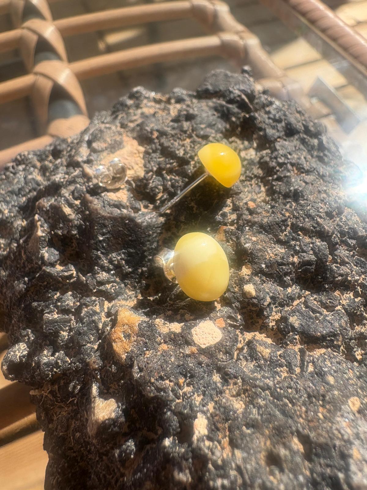 Handgefertigte Ohrstecker mit echten weißem Bernstein