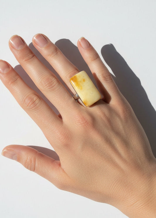 Schöner Ring aus Naturbernstein