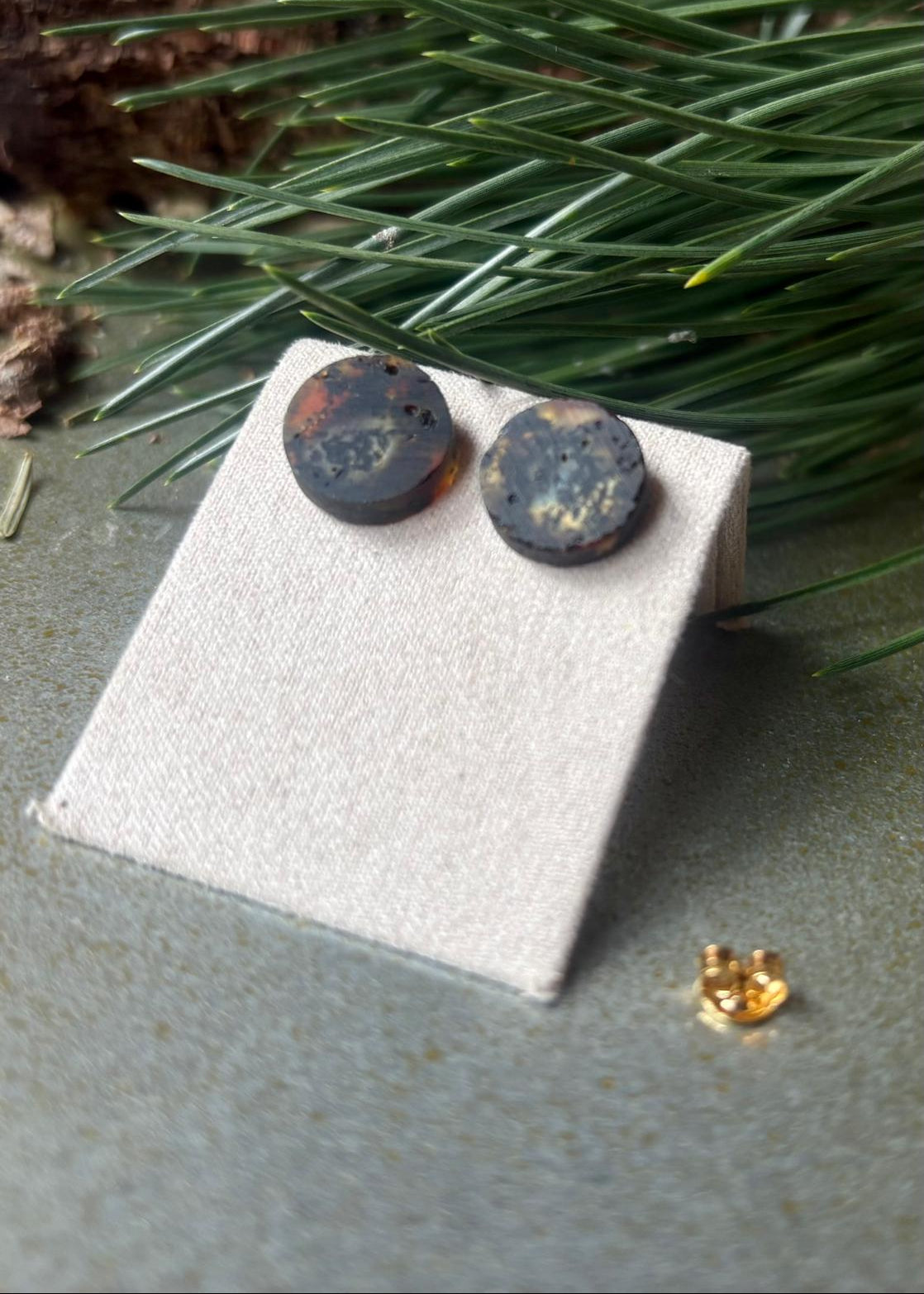 Ohrstecker multicolor mit blauen Bernstein