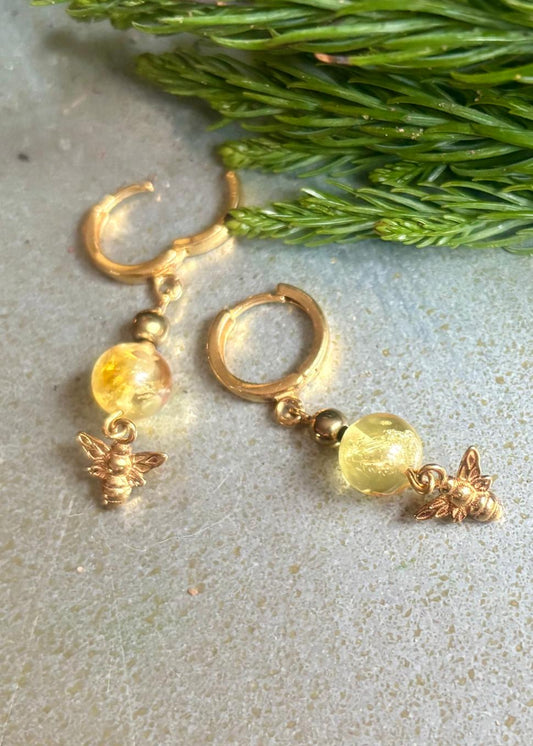 Schöne Ohrringe mit Bienen-Anhängern