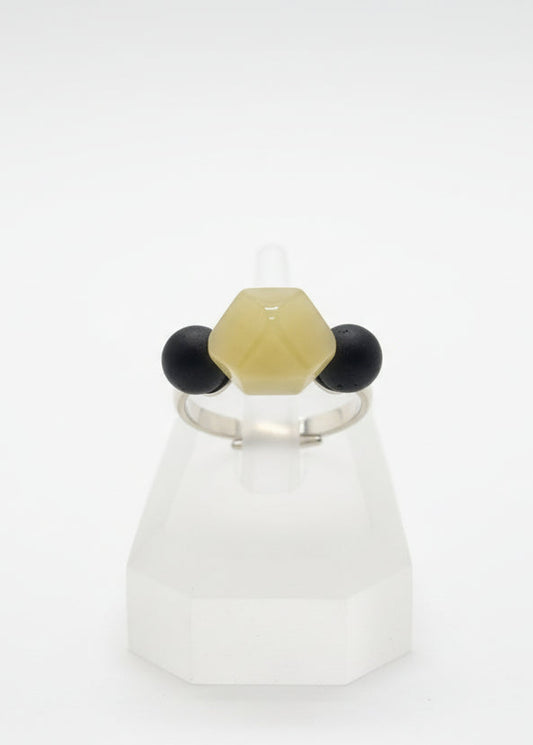 Schöner Ring Bernstein dreizackig trendig