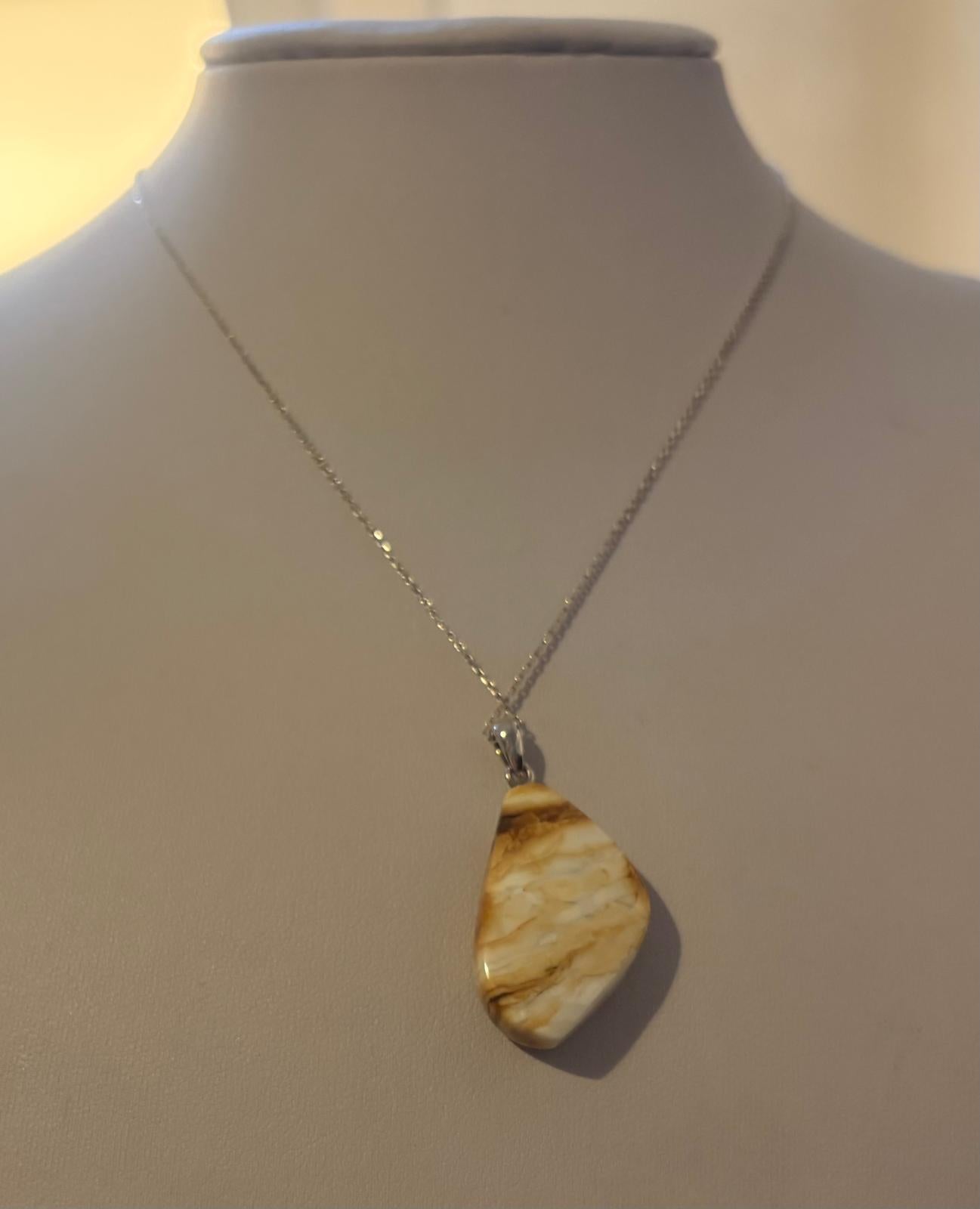 Wunderschöner Bernstein Anhänger mit Seltener Farbe