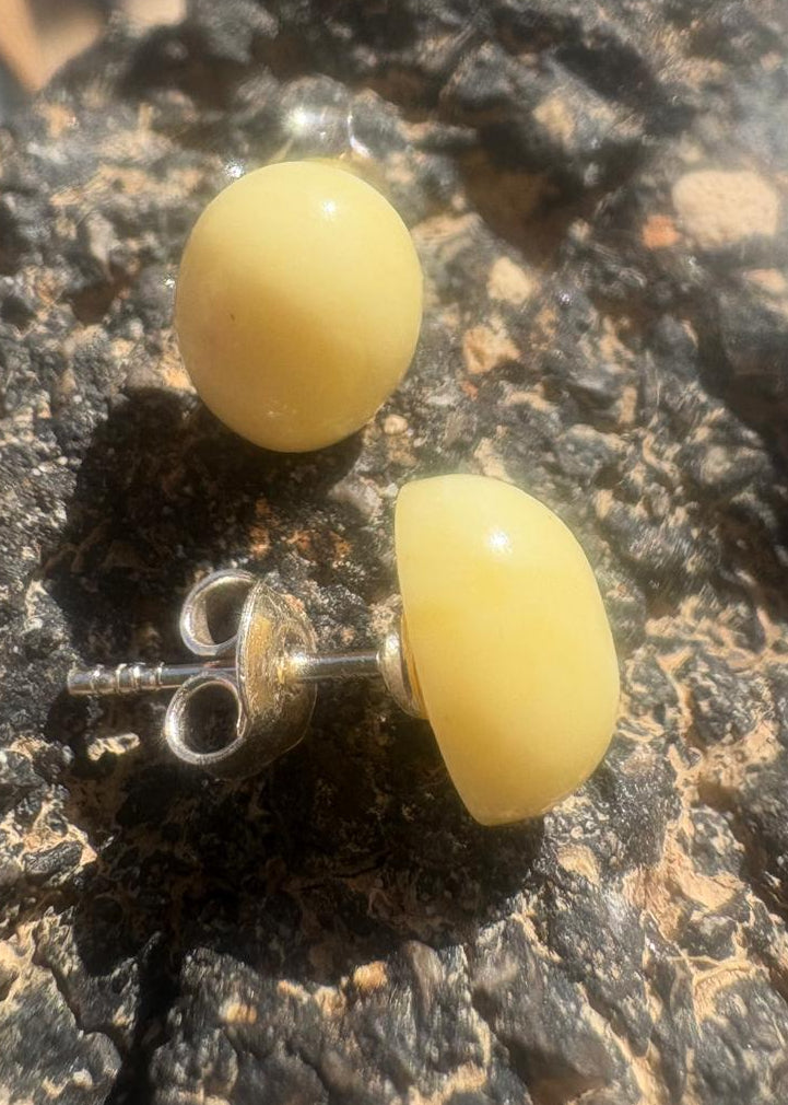 Handgefertigte Ohrstecker mit echten weißem Bernstein