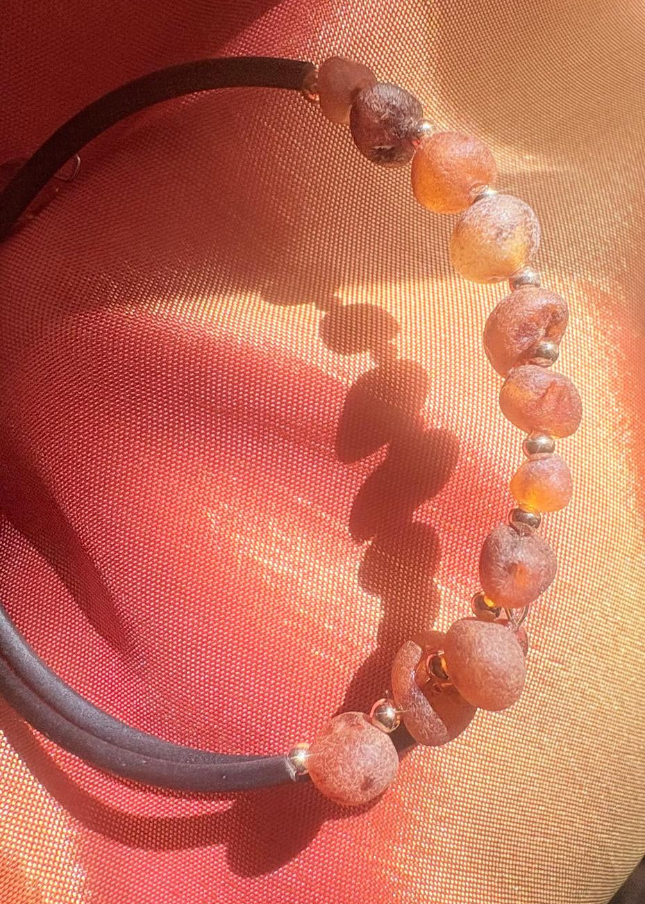 Armreif mit unpolierten Bernsteinkugeln