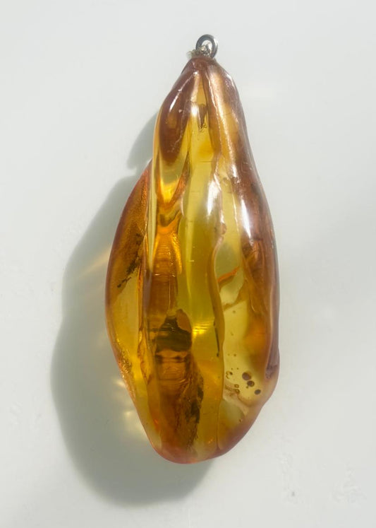 Bernstein Anhänger mit zwei Inklusen