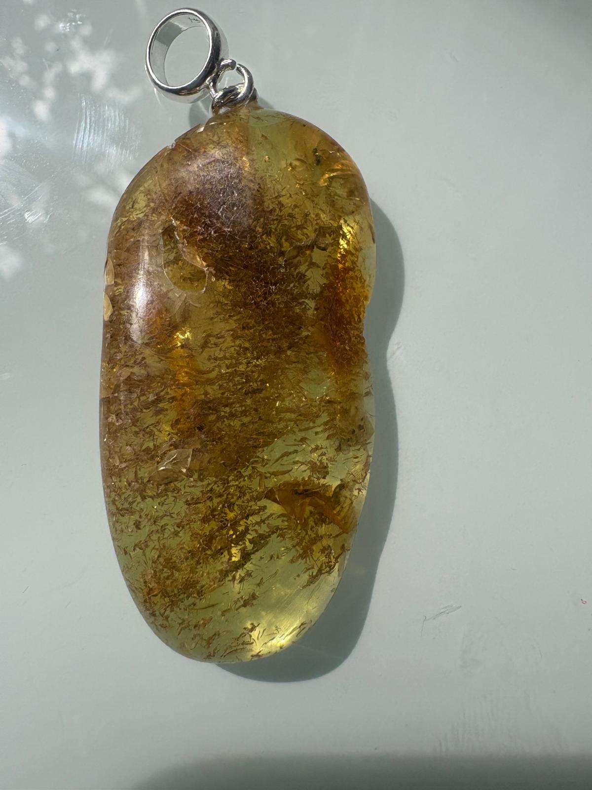 Schöner Anhänger Citrin Farbe aus natürlichen Bernstein