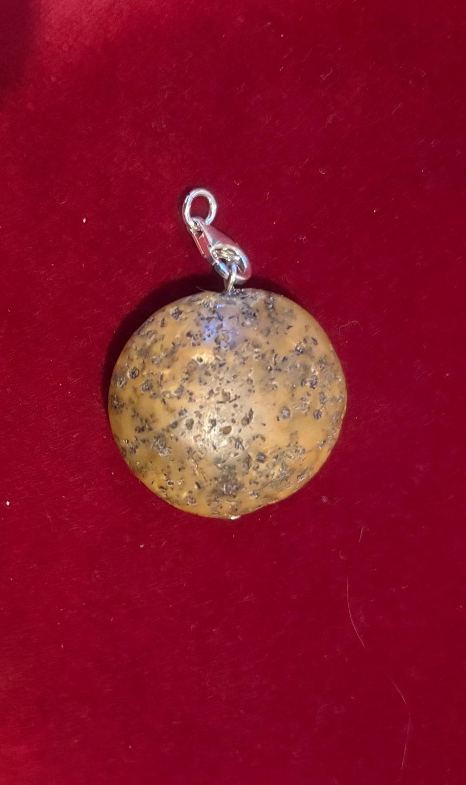 Anhänger mit botanische Inklusen aus baltischen Naturbernstein