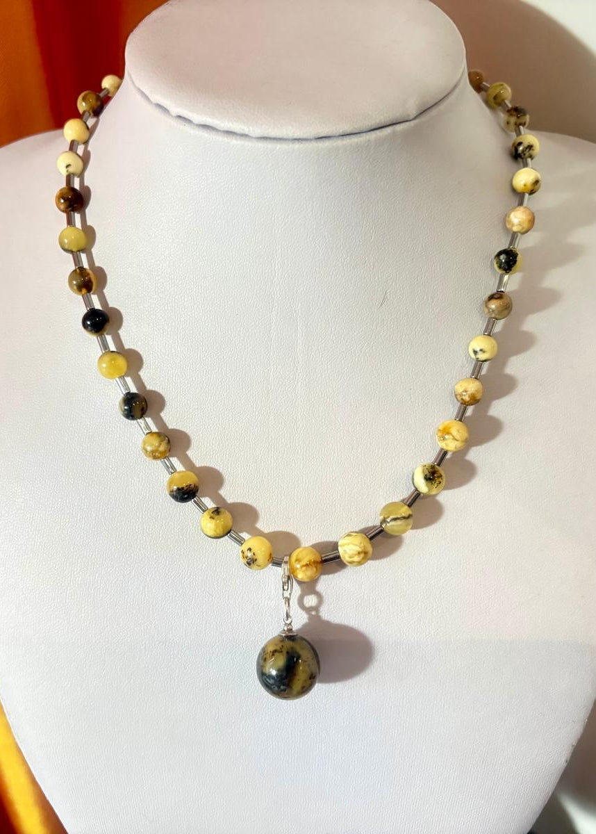 Schönes Set aus Halskette, Armband und Anhänger