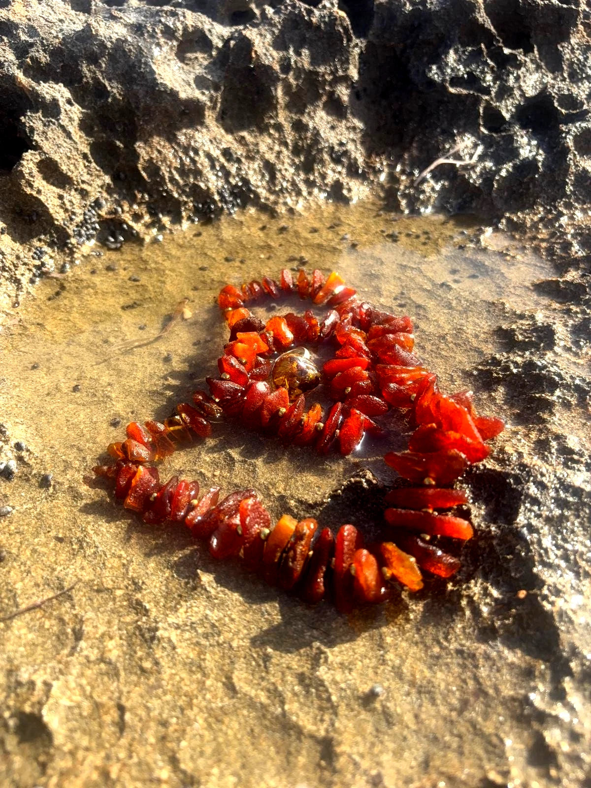 Handgefertigtes Set aus Naturbernstein abgesetzt mit Hämatiten ein Unikat