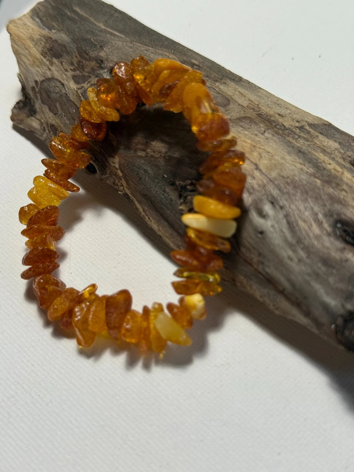 Schönes Armband aus natürlichen Bernstein