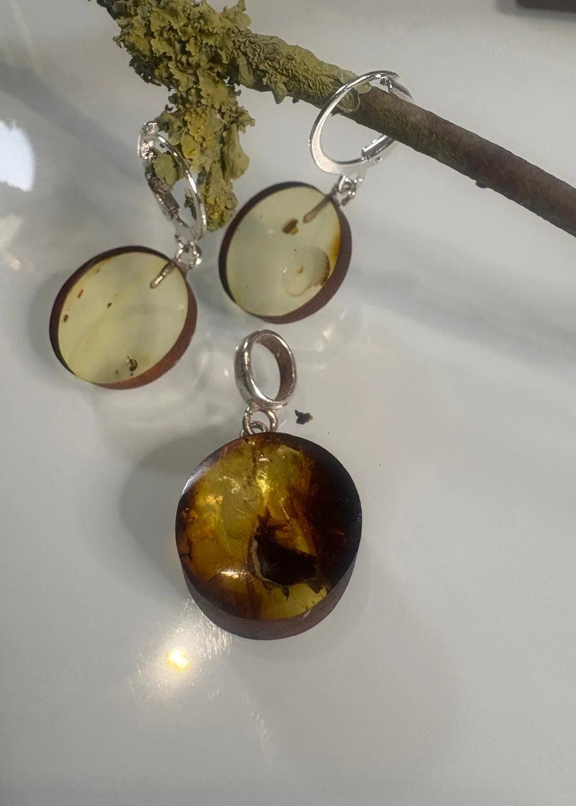 Handgearbeitete Ohrringe und Anhänger im Set aus Naturbernstein