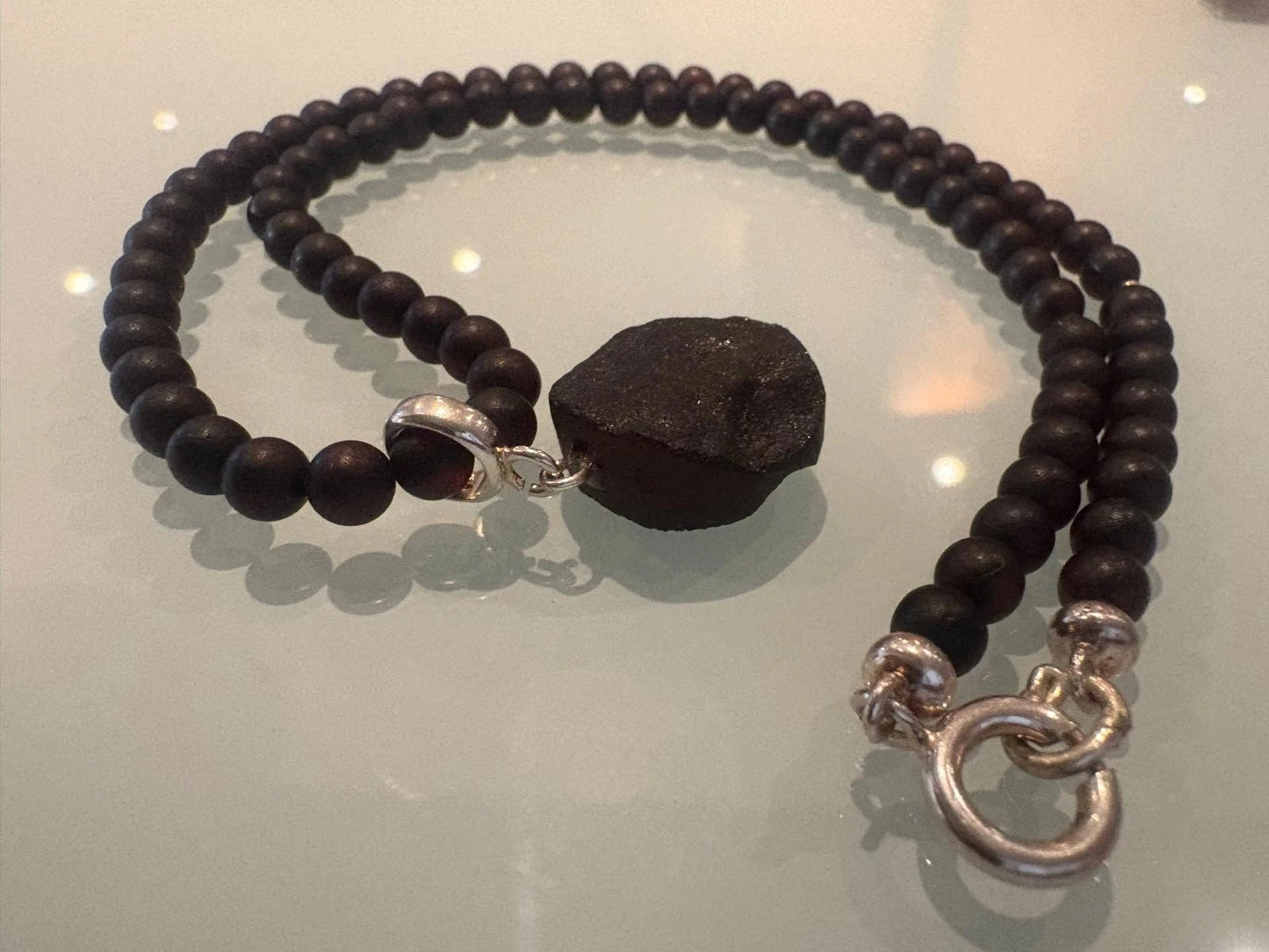 Schöne moderne Halskette mit Anhänger aus baltischen Naturbernstein