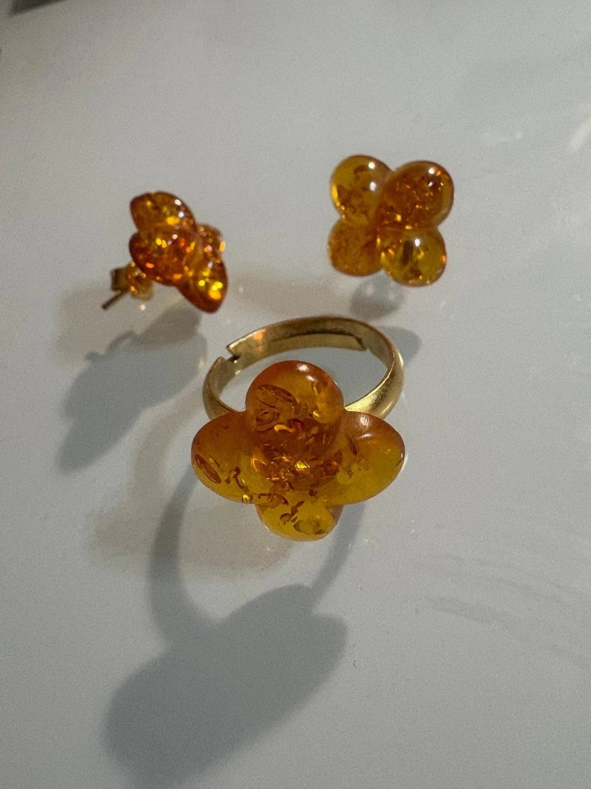 Schönes Set aus einem Ring und einem Paar Ohrstecker Naturbernstein