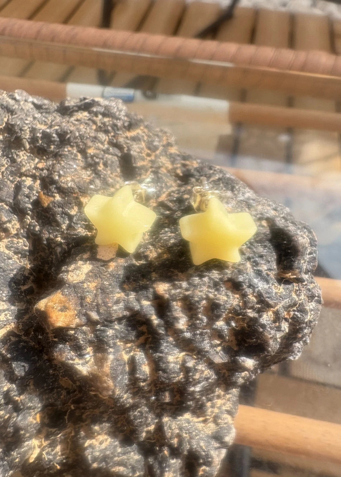 Schöne Ohrstecker aus leuchtenden Naturbernstein Sterne