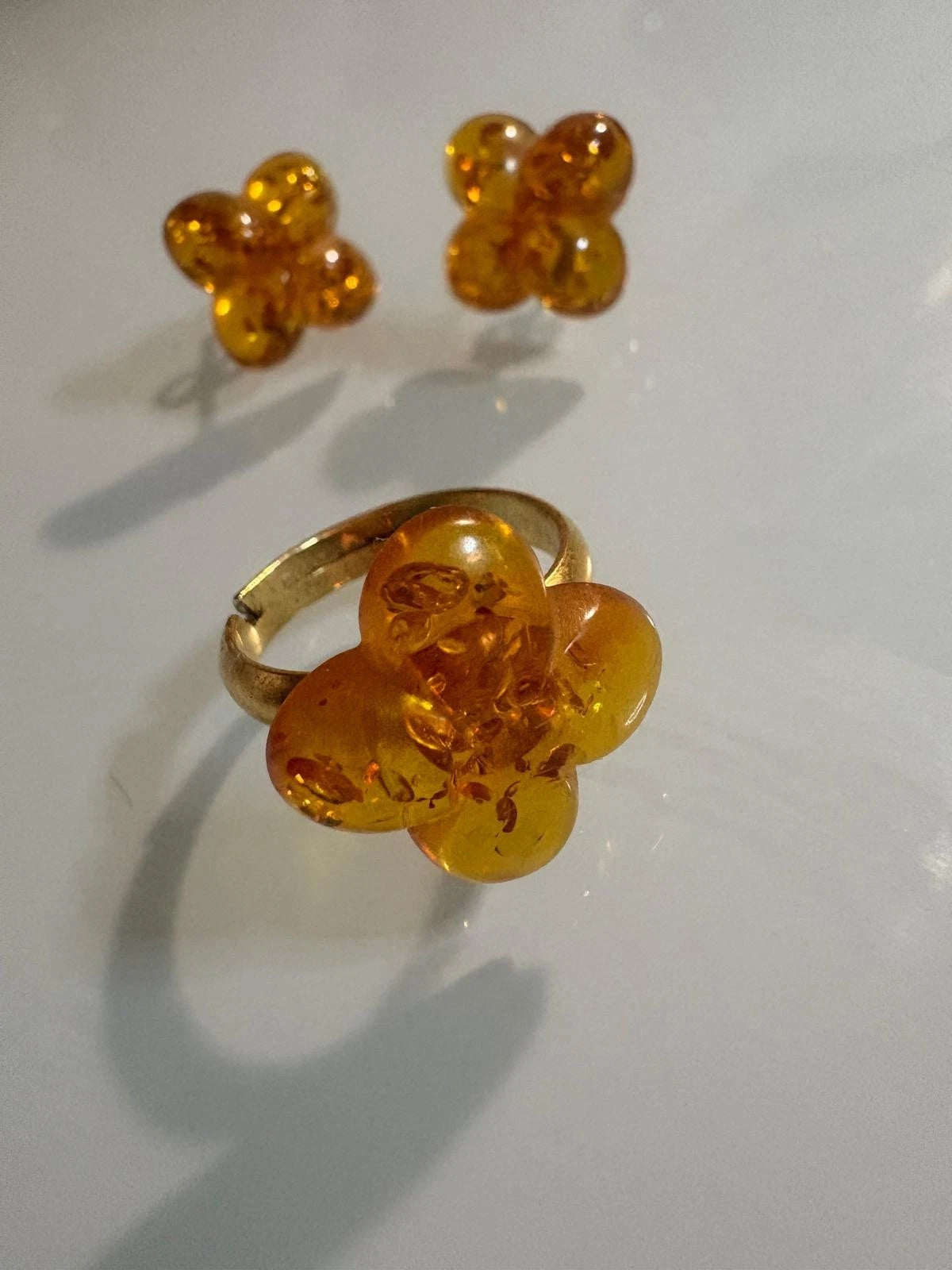 Schönes Set aus einem Ring und einem Paar Ohrstecker Naturbernstein