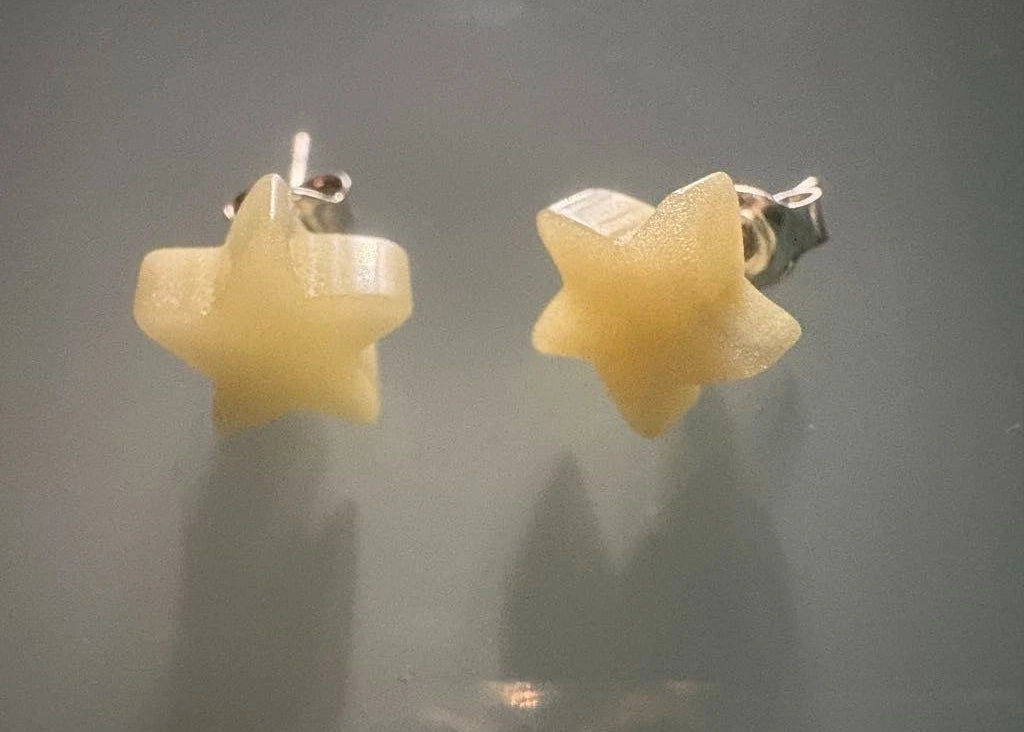Schöne Ohrstecker aus leuchtenden Naturbernstein Sterne