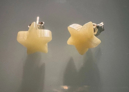 Schöne Ohrstecker aus leuchtenden Naturbernstein Sterne