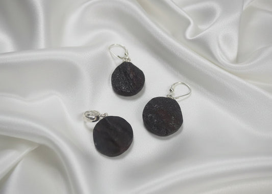 Handgearbeitete Ohranhänger aus Naturbernstein und Anhänger im Set