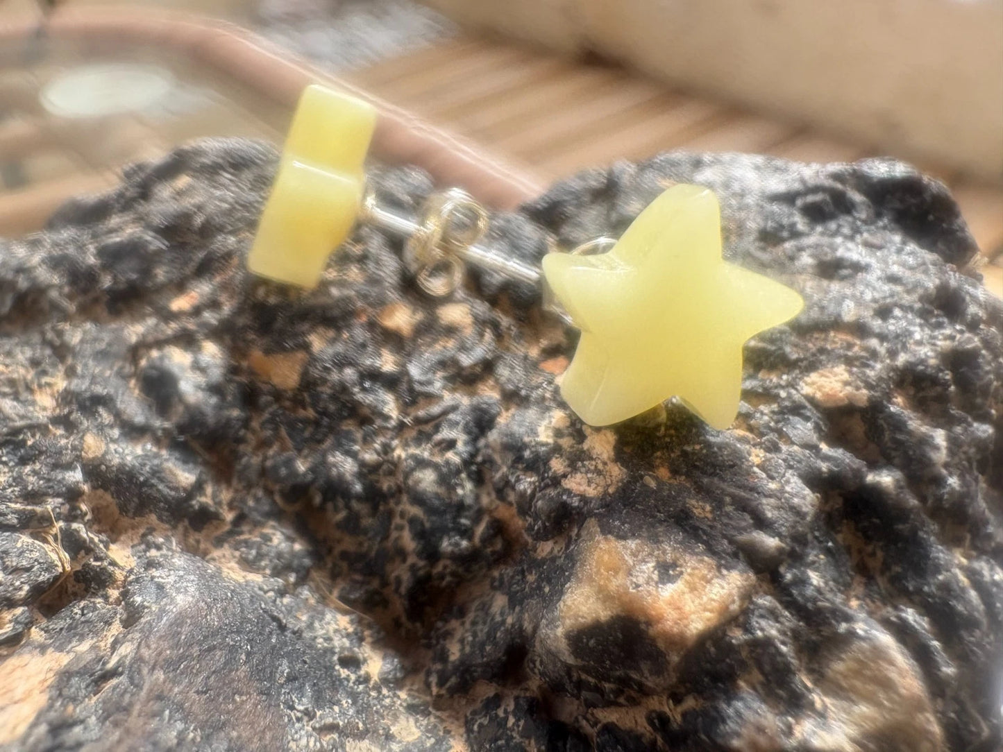 Schöne Ohrstecker aus leuchtenden Naturbernstein Sterne