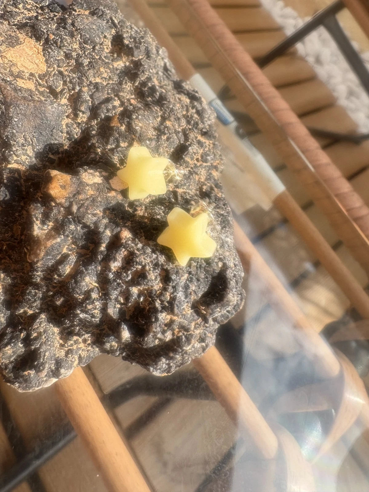 Schöne Ohrstecker aus leuchtenden Naturbernstein Sterne